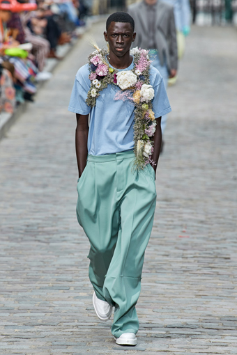 Поле гвоздик, мужчины в юбках и картошка из «Макдоналдса»: Ксения Чилингарова — о Неделе мужской моды в Париже (фото 5)