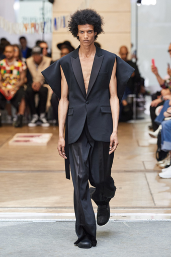 Поле гвоздик, мужчины в юбках и картошка из «Макдоналдса»: Ксения Чилингарова — о Неделе мужской моды в Париже (фото 13)
