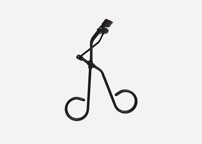 Стрелка, стрелка и начес: приемы макияжа 1960-х, не потерявшие актуальности (фото 8)