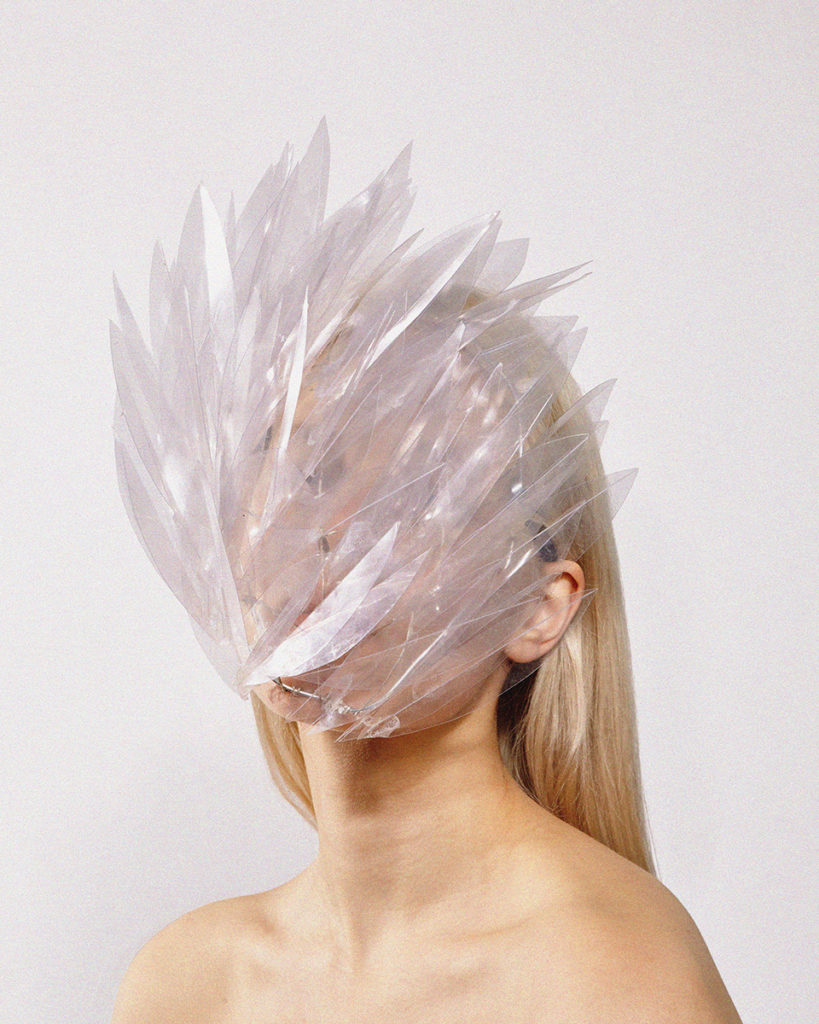 Знакомьтесь, Настя Пилепчук. Она делает необычные маски из металла, дерева или CD-дисков (фото 6)