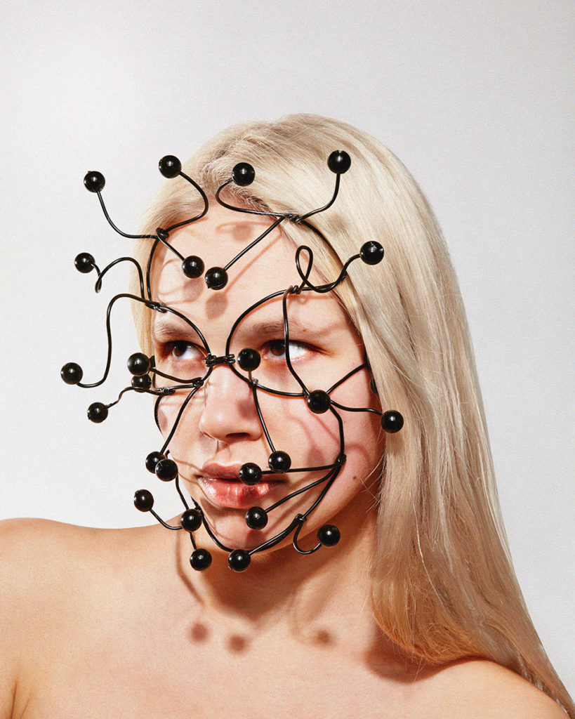 Знакомьтесь, Настя Пилепчук. Она делает необычные маски из металла, дерева или CD-дисков (фото 4)