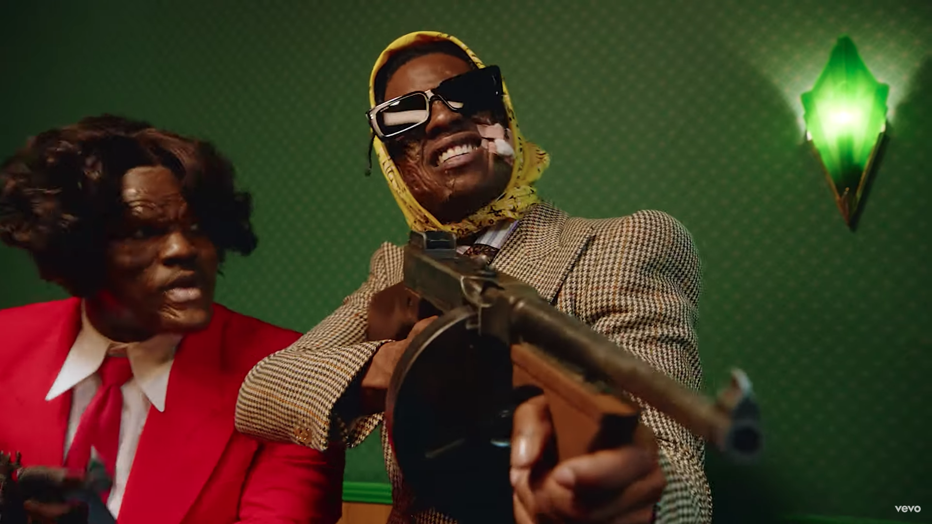 Смотрим новый клип A$AP Rocky и выбираем шелковый платок (фото 7)