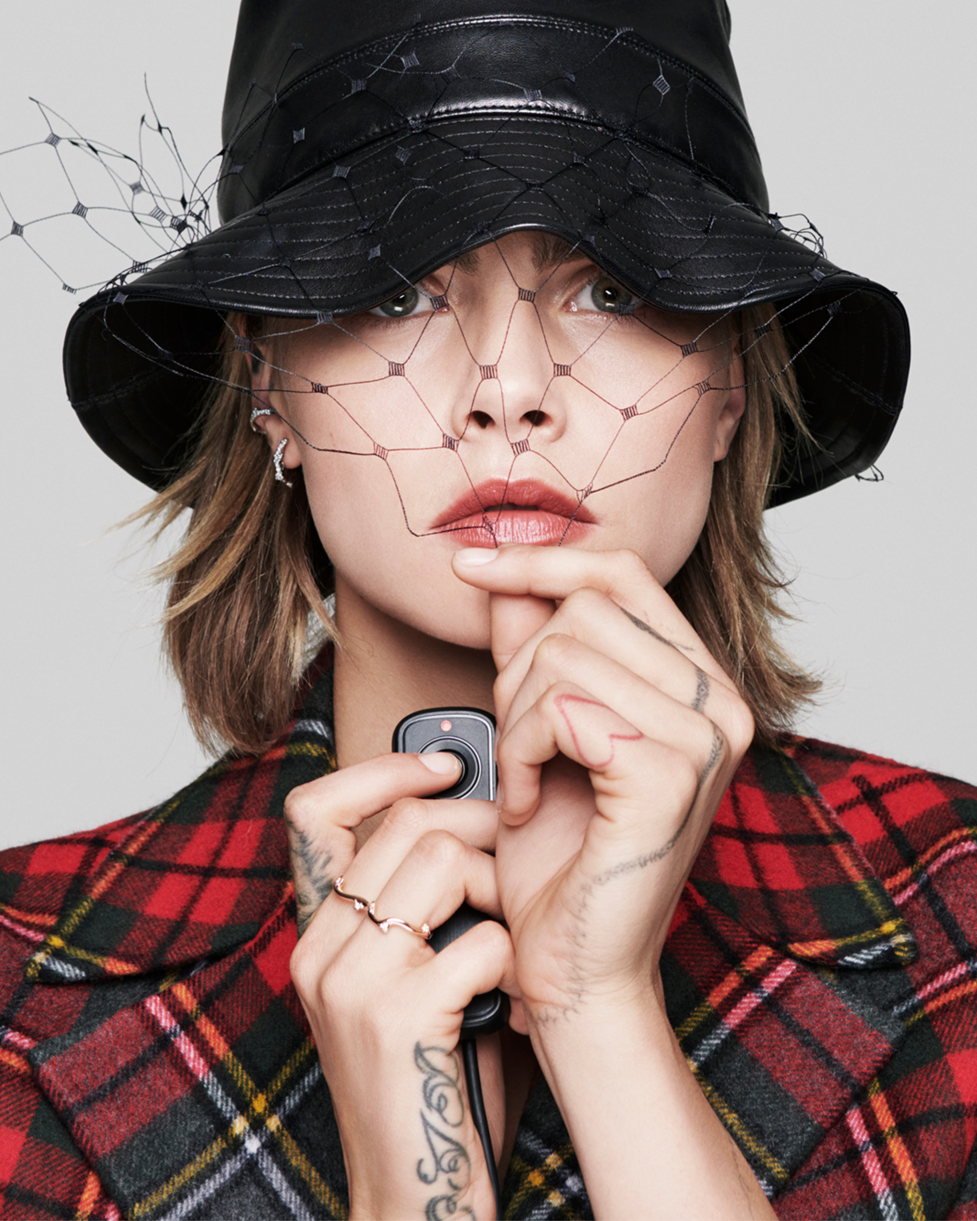 Кара Делевинь сняла саму себя в кампании помад Dior Addict Stellar Shine (фото 3)