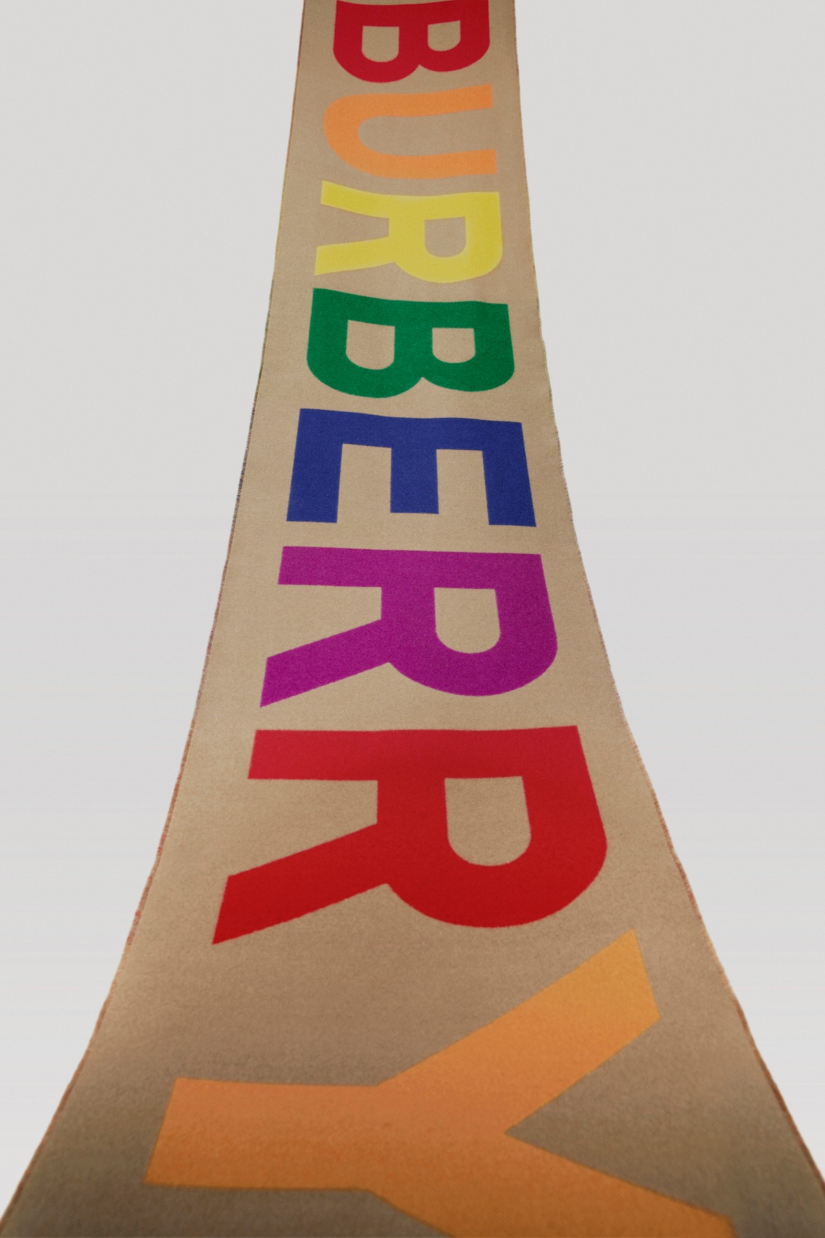Burberry выпустил шарф с радужным логотипом (фото 1)