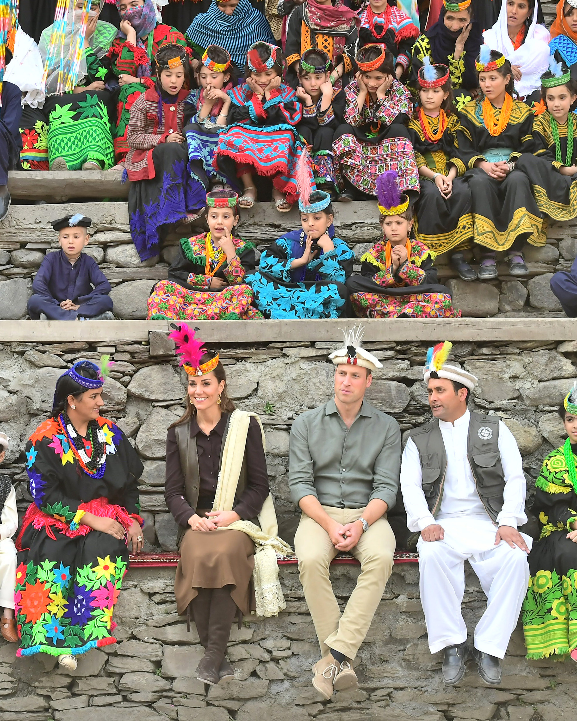 Кейт Миддлтон и принц Уильям примерили традиционные костюмы во время визита в Пакистан (фото 1)