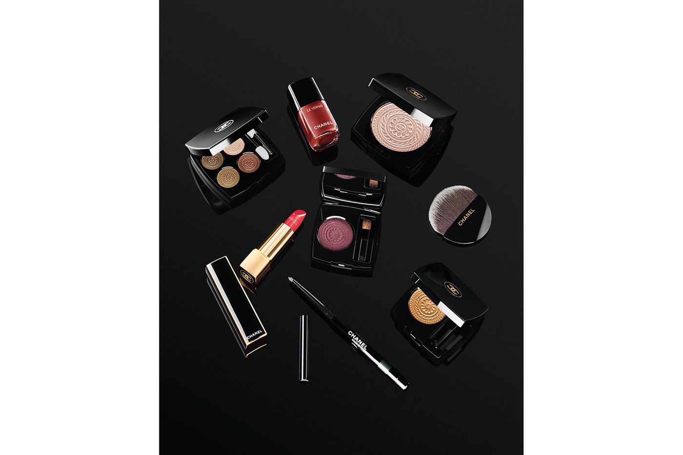 Chanel представил новогоднюю коллекцию макияжа, вдохновленную барокко (фото 1)