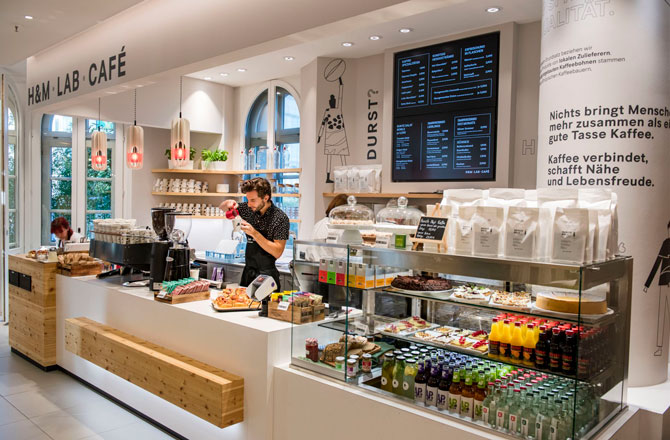 H&M открыл магазин нового формата в Германии — с йогой, кафе и садиком (фото 2)
