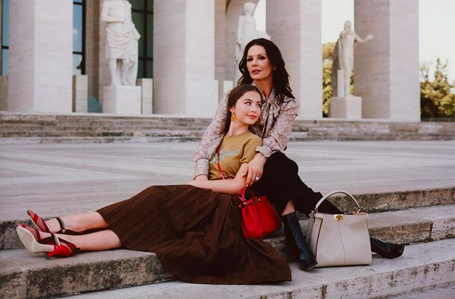 Кэтрин Зета-Джонс снялась вместе с дочерью в кампании Fendi (фото 1)