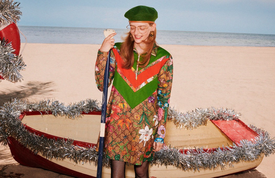 Модели позируют с мишурой на пляже в рождественской кампании Gucci (фото 1)
