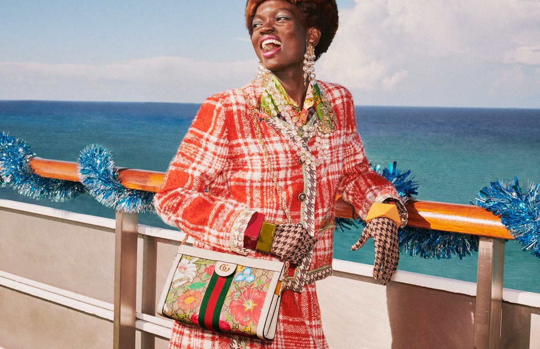 Модели позируют с мишурой на пляже в рождественской кампании Gucci (фото 3)