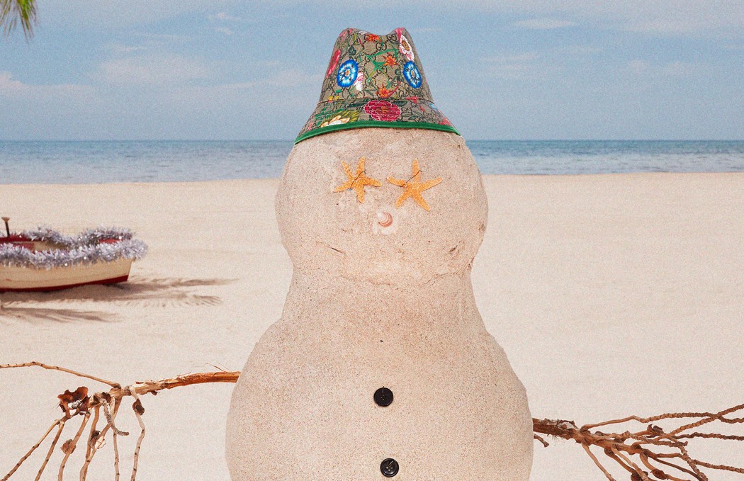Модели позируют с мишурой на пляже в рождественской кампании Gucci (фото 13)