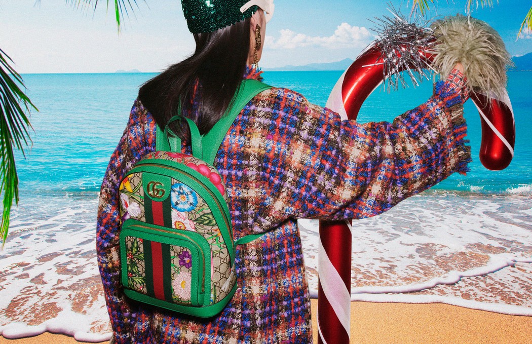 Модели позируют с мишурой на пляже в рождественской кампании Gucci (фото 4)