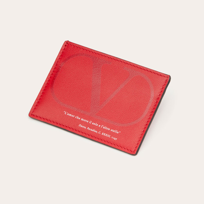 Valentino посвятил красную капсулу Love Lab зимним праздникам (фото 2)