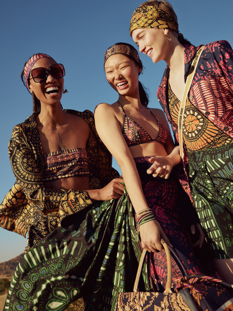 Модели позируют на фоне африканских пейзажей в кампании капсульной коллекции Dior (фото 10)