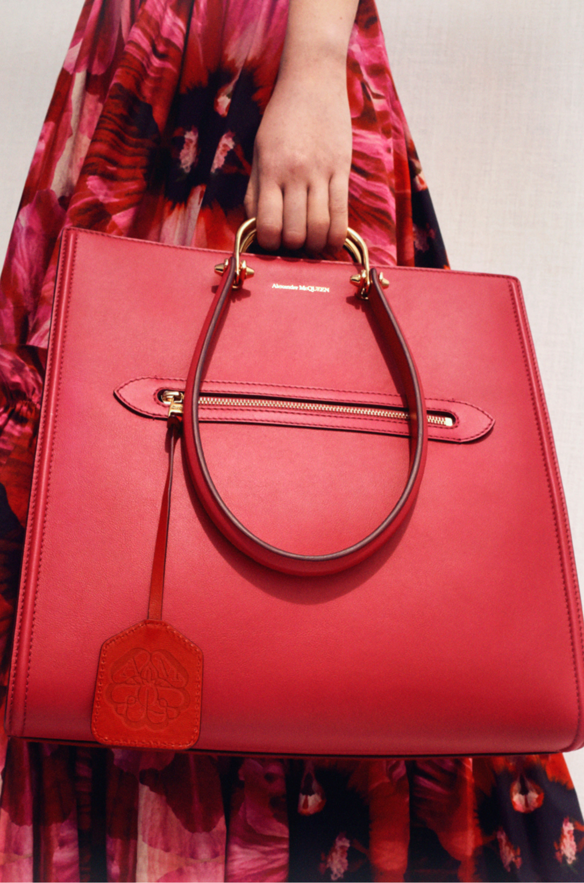 Alexander McQueen представил новую линию сумок The Story Bag (фото 8)