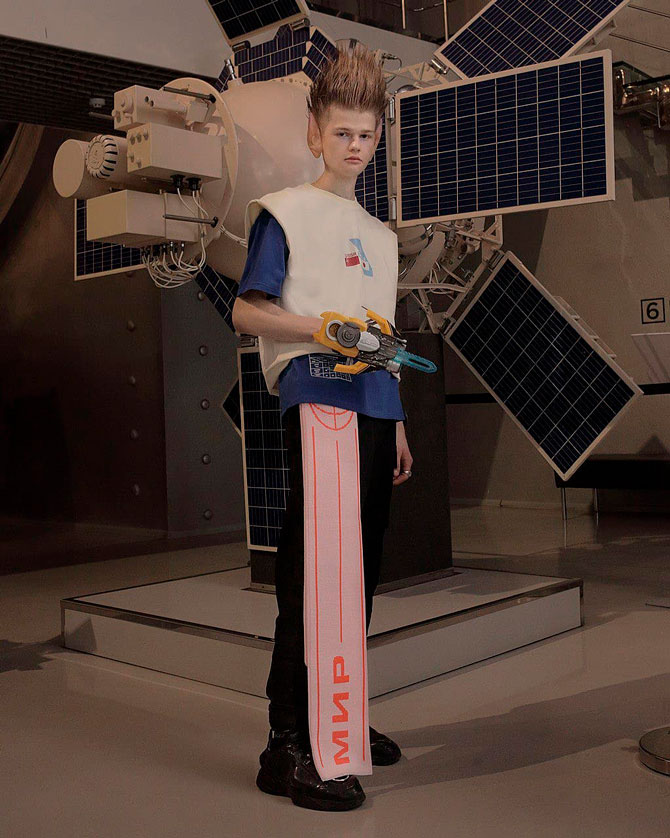 Бластеры, мир и стритвир: «Кружок» выпустил футуристичный лукбук для Музея космонавтики (фото 5)