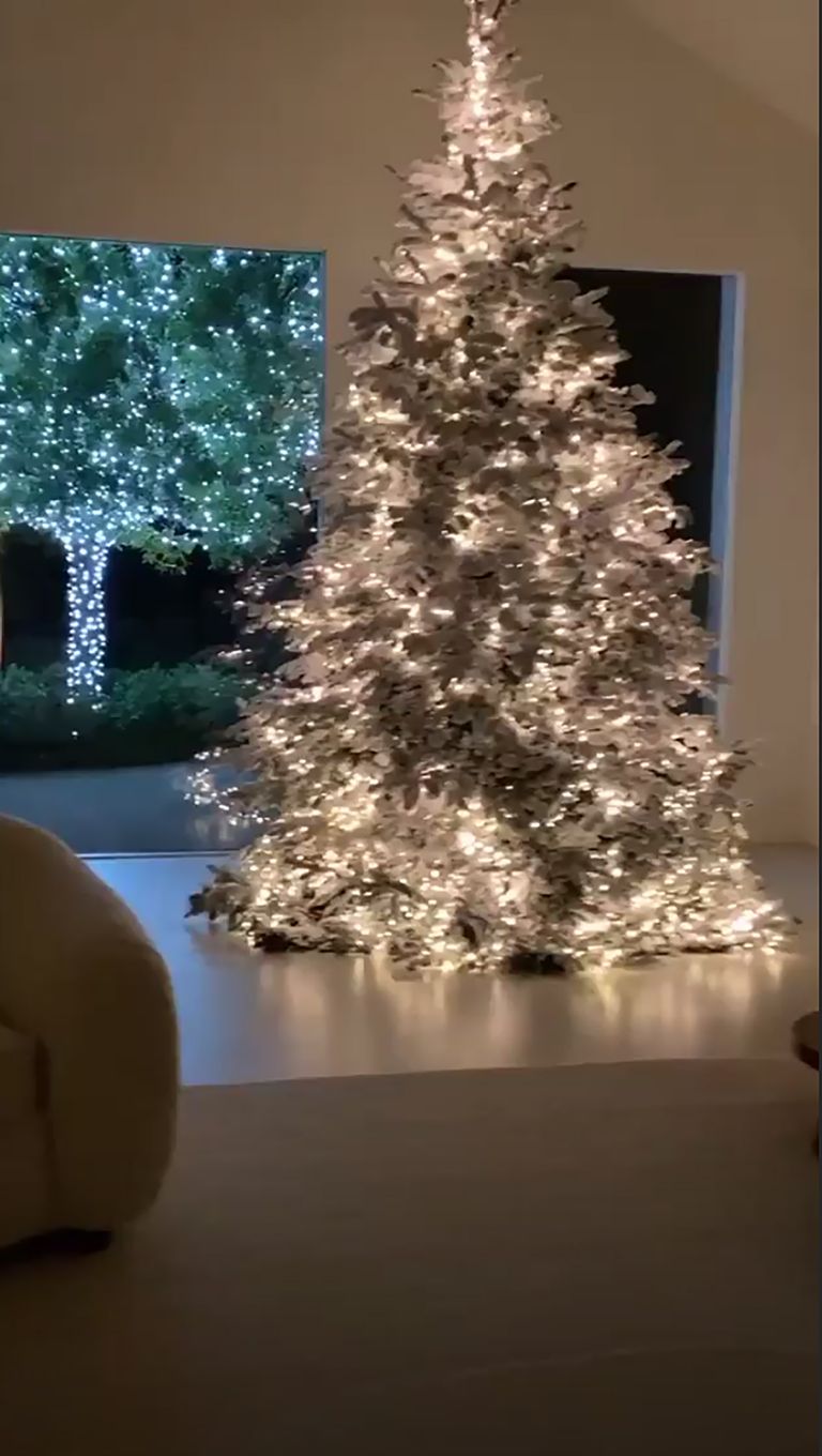 Кайли Дженнер нарядила гигантскую елку в своем доме (фото 5)
