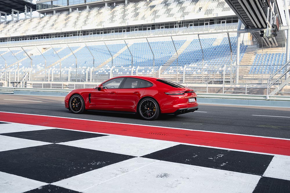Porsche представил две новые спортивные модели в линии Panamera (фото 2)