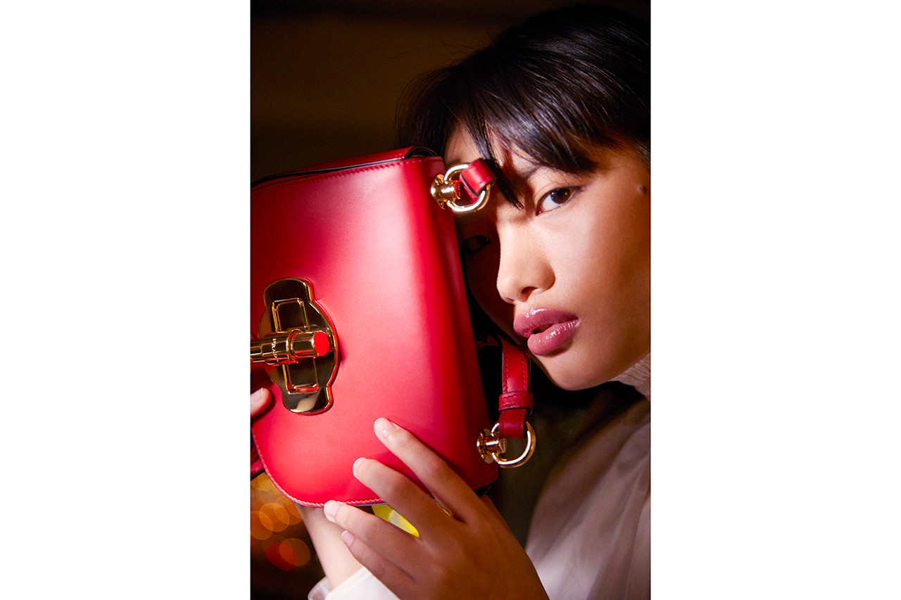 Красные сумки и платья в цветочек: Prada выпустил коллекцию к китайскому Новому году (фото 9)