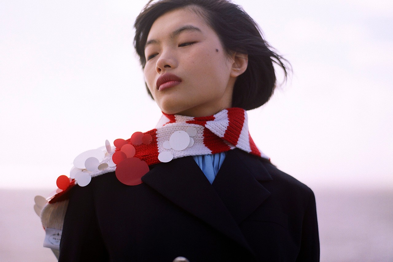 Красные сумки и платья в цветочек: Prada выпустил коллекцию к китайскому Новому году (фото 16)