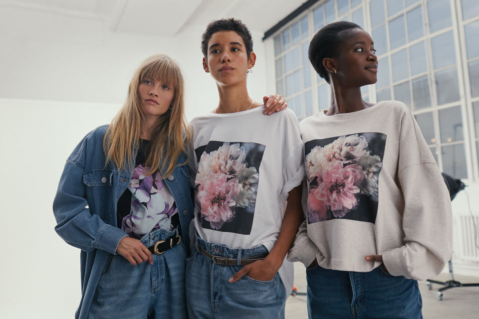 Хелена Кристенсен сделала свитшоты с цветами для H&M (фото 5)