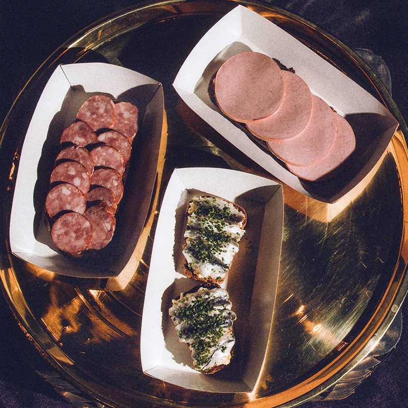 Новости ресторанов: 15 соусов для креветок, постпанк-бар и вино с докторской колбаской (фото 12)