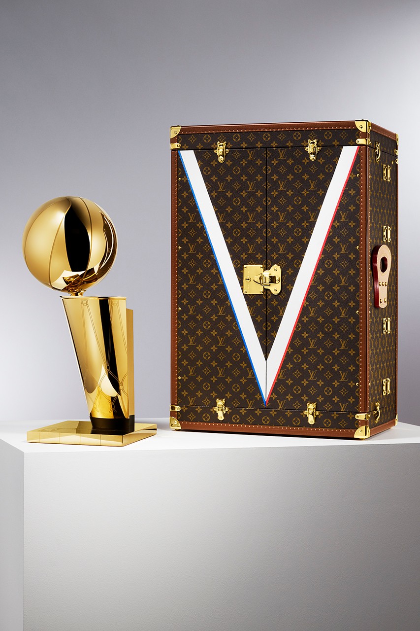 Louis Vuitton выпустил лукбук в стиле обложек бульварных романов (фото 9)