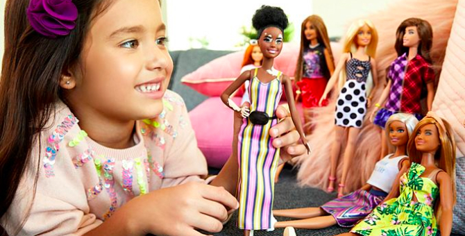 Mattel выпустила кукол Барби с витилиго и алопецией (фото 1)