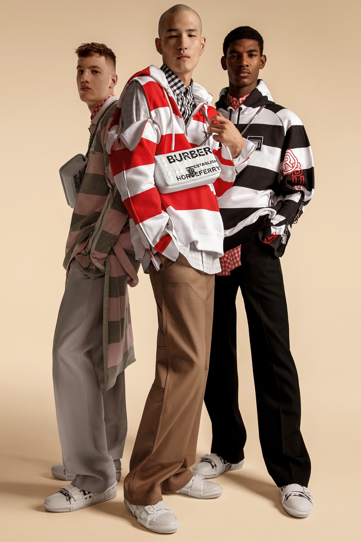 Кендалл Дженнер и сестры Хадид позируют в перьях и кепках-чепцах в новой кампании Burberry (фото 9)