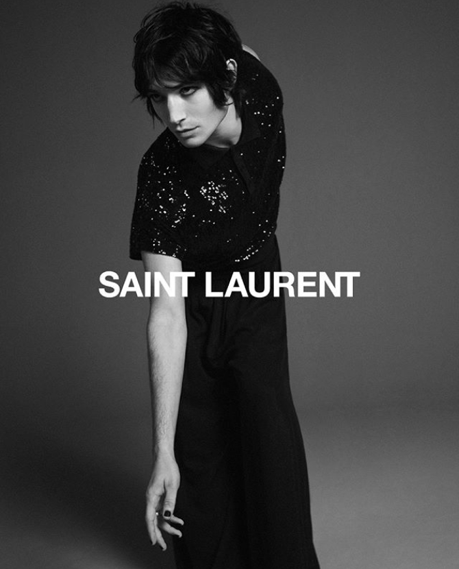Эзра Миллер примеряет поло в пайетках и широкие брюки в кампании Saint Laurent (фото 1)
