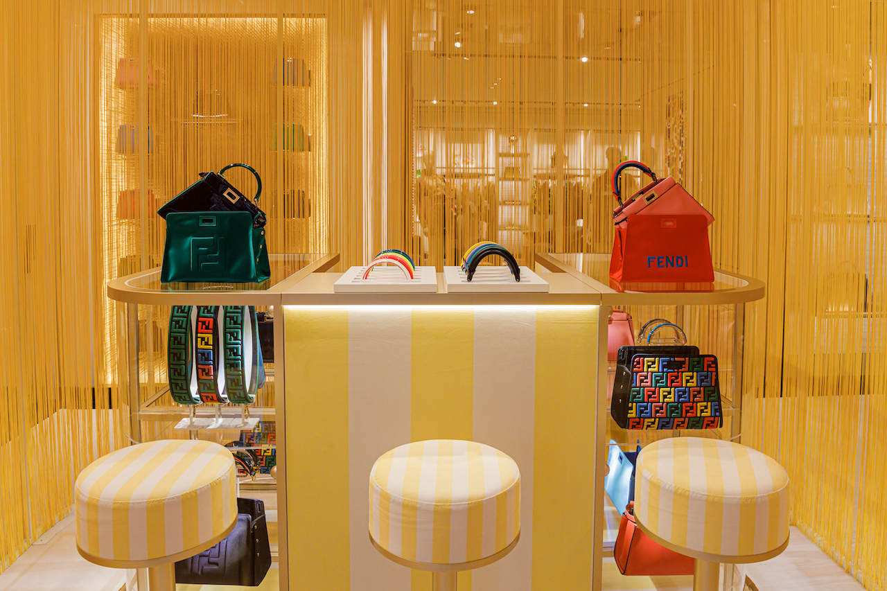 Fendi открыл в Москве «бар» для кастомизации сумок Peekaboo (фото 2)