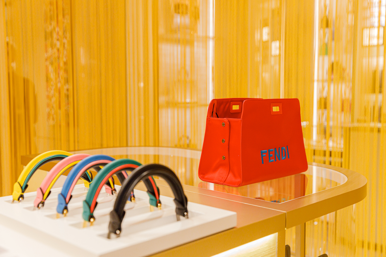 Fendi открыл в Москве «бар» для кастомизации сумок Peekaboo (фото 6)