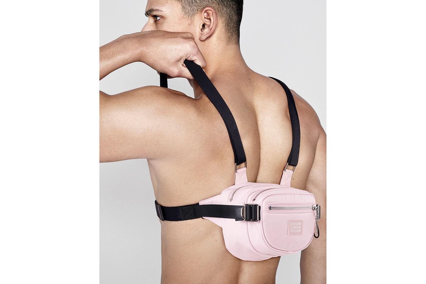 Рикардо Тиши сделал розовые сумки с ремнями для Burberry B Series (фото 1)