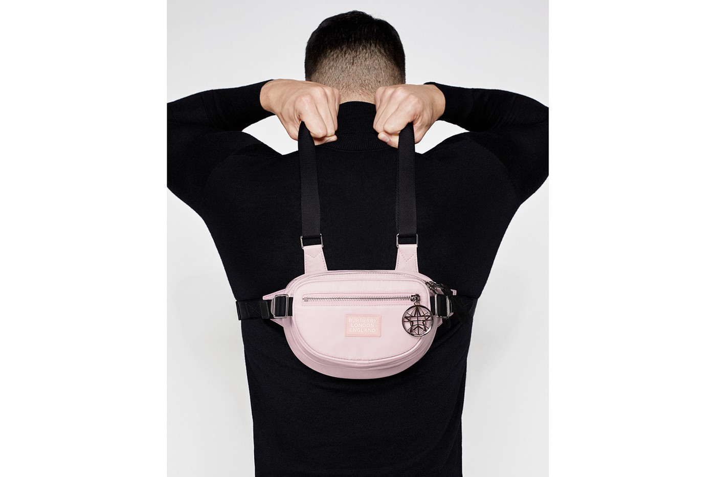 Рикардо Тиши сделал розовые сумки с ремнями для Burberry B Series (фото 4)