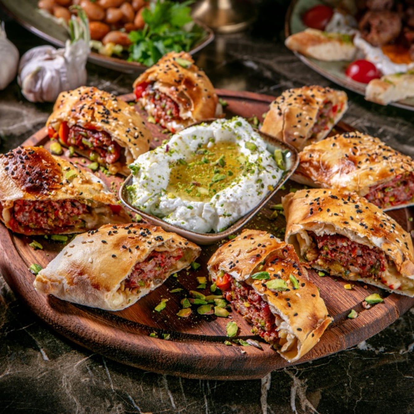 Какие там блюда. Бейти кебаб турецкая кухня. Бейти кебаб блюдо турецкое. Турецкий Сарма Бейти. Beyti турецкое блюдо.