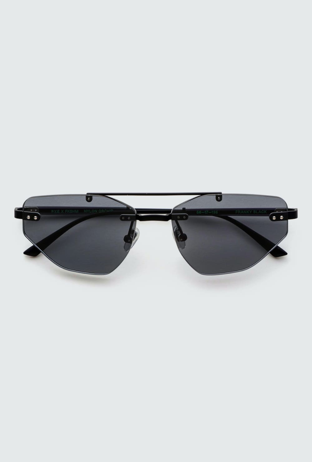 Стилист Катя Климова выбирает солнцезащитные очки на лето (фото 3)