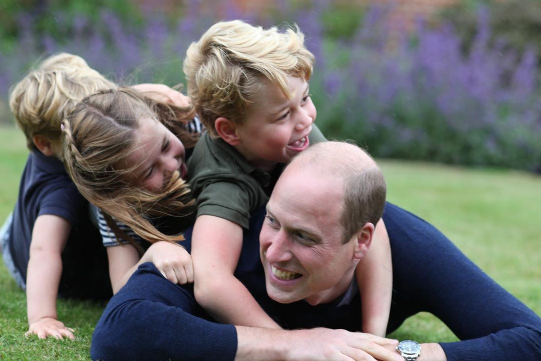 В Сети появились новые фотографии принца Уильяма с детьми в честь его дня рождения (фото 1)
