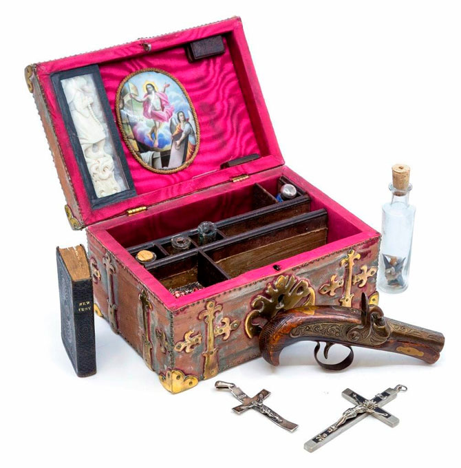 На британском аукционе продали набор XIX века для убийства вампира (фото 1)