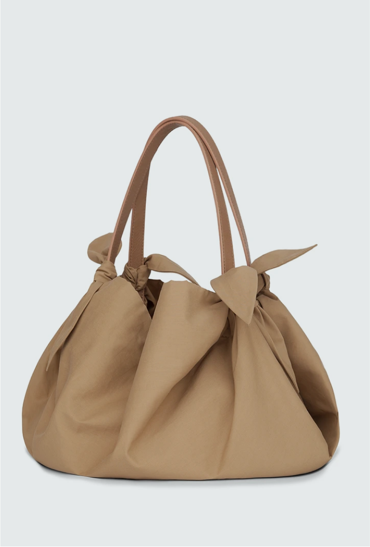 Все свое ношу с собой. 20 летних XL-сумок для города и пляжа (фото 21)