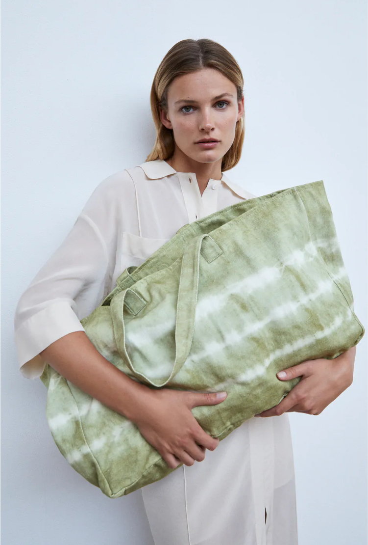 Все свое ношу с собой. 20 летних XL-сумок для города и пляжа (фото 1)