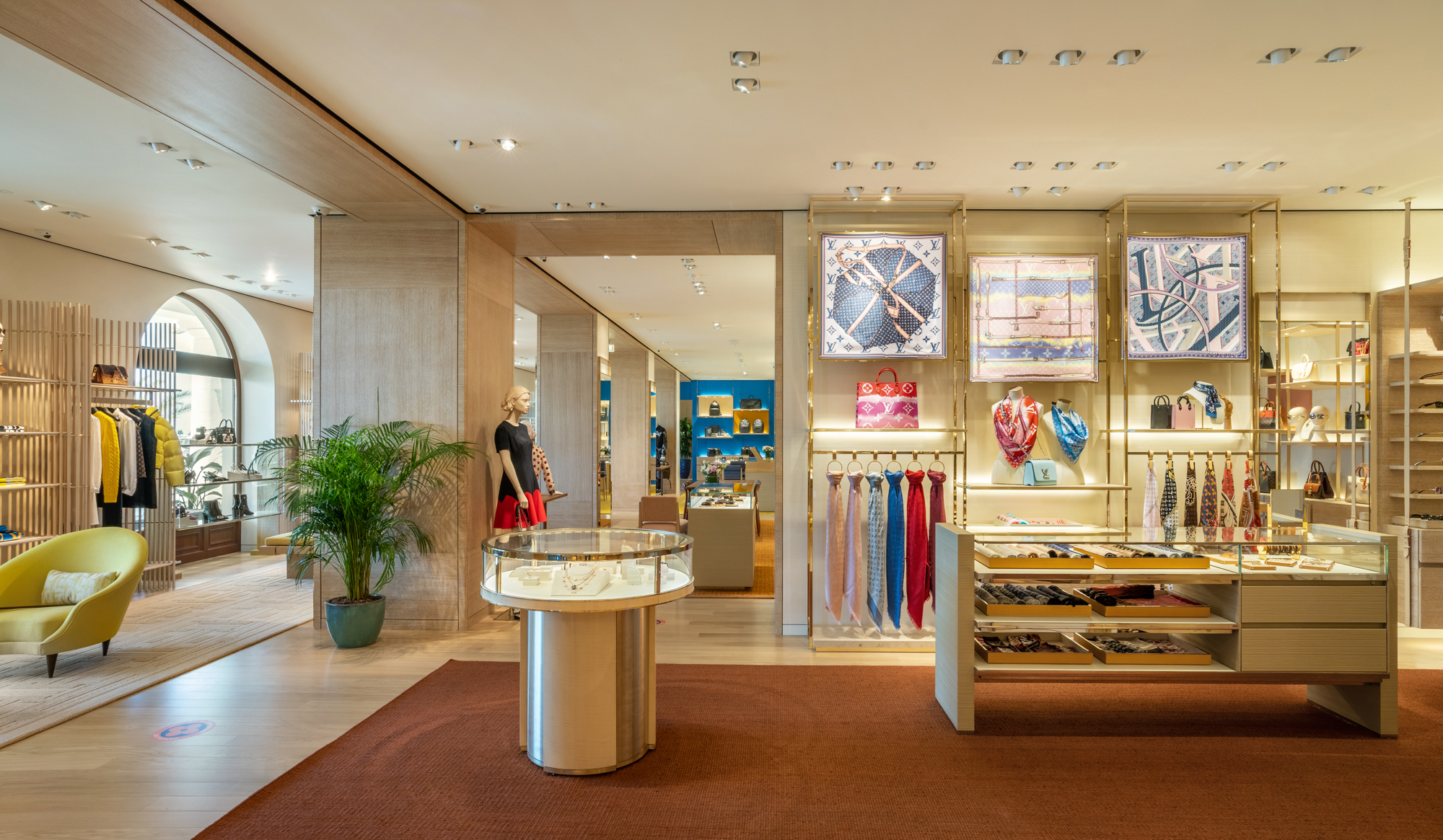 Бутик Louis Vuitton в Сочи открылся после реновации (фото 4)