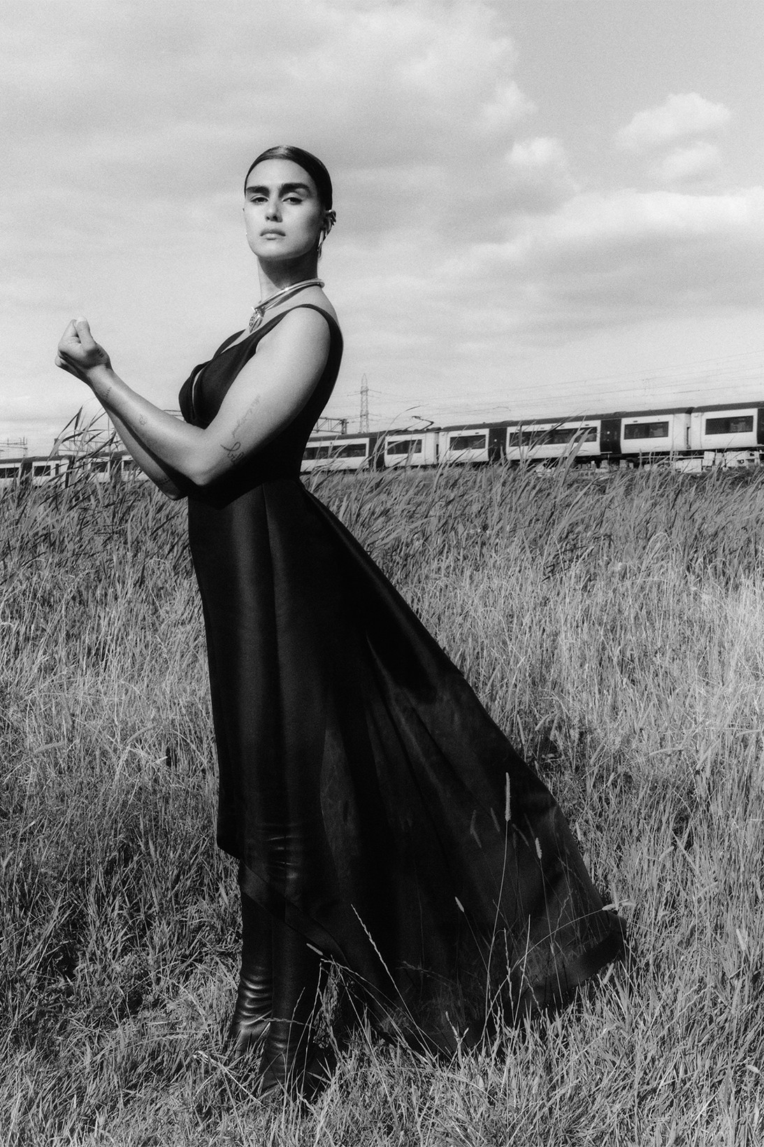 Модели позируют на фоне ангаров и поездов в новой кампании Alexander McQueen (фото 2)