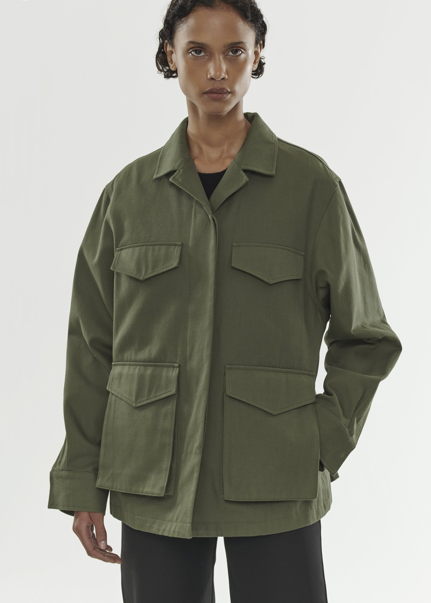 Легкая куртка в армейском стиле — решение на прохладное лето и раннюю осень (фото 9)