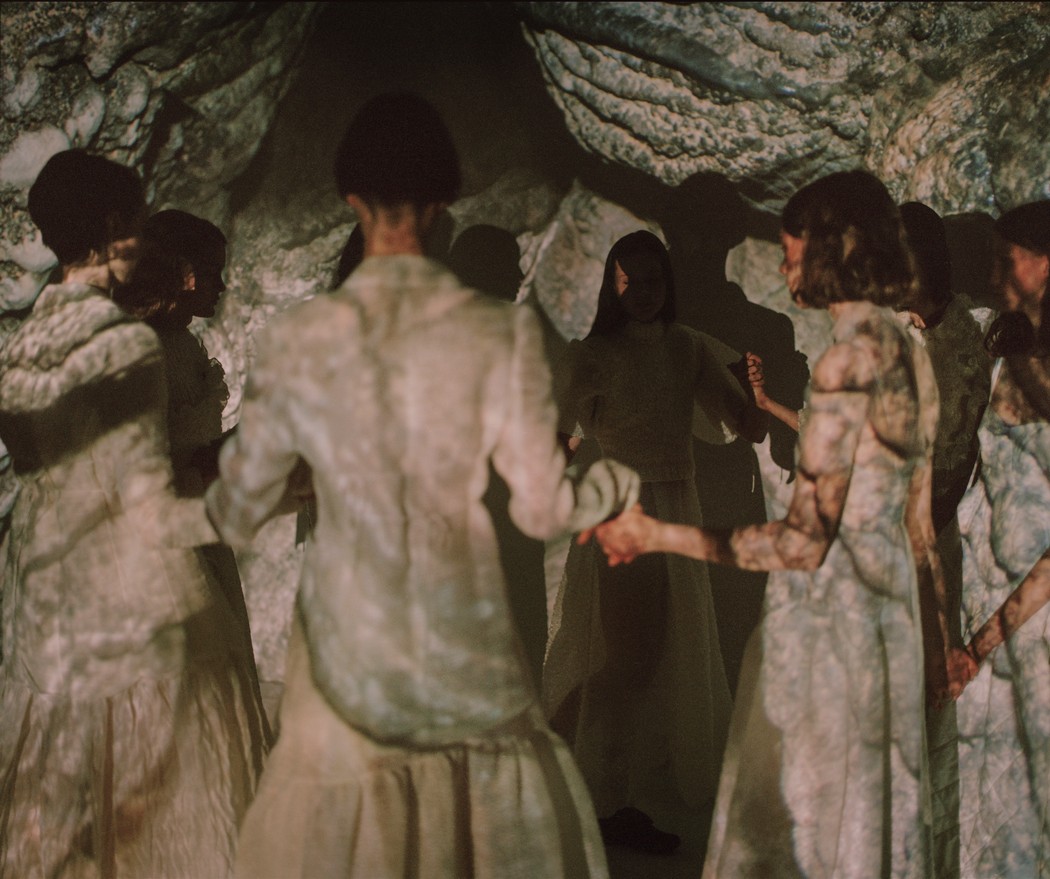 В кампании Cecilie Bahnsen были использованы снимки с видами российской тундры (фото 4)