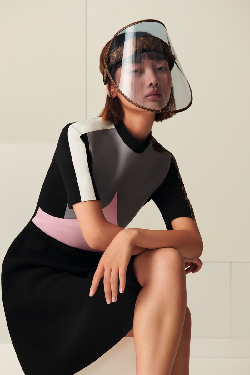 Louis Vuitton выпустил защитные экраны для лица с монограммами (фото 1)
