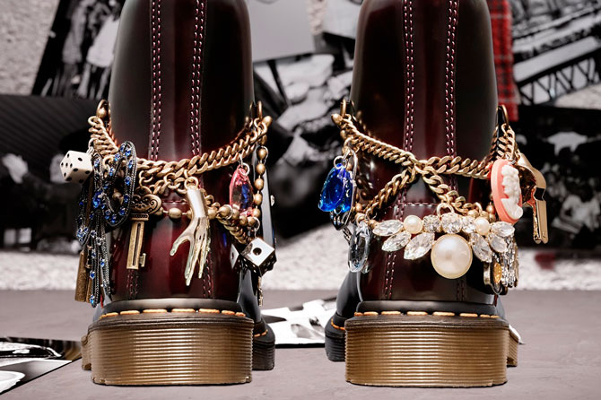 Marc Jacobs и Dr. Martens выпустят ботинки с брелоками и стразами (фото 6)