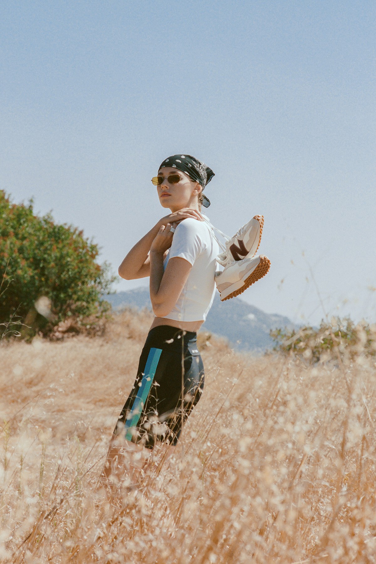 Staud переосмыслил кроссовки New Balance 327 (фото 5)