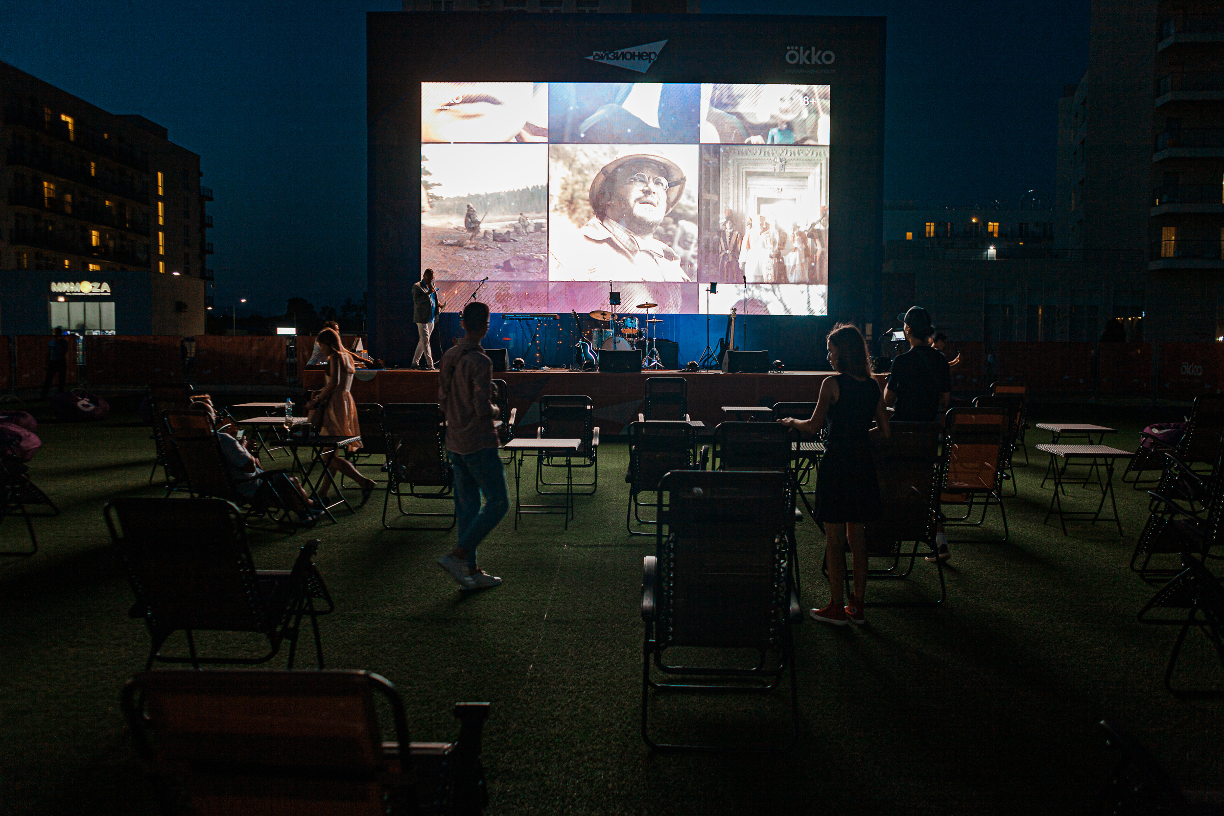 Не везде в России открылись кинотеатры, а в Сочи кино показывают прямо на пляже. И вот как это происходит (фото 1)