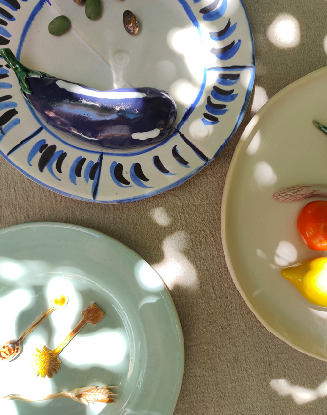 Jacquemus и художница Дафна Леон выпустили коллекцию посуды (фото 2)