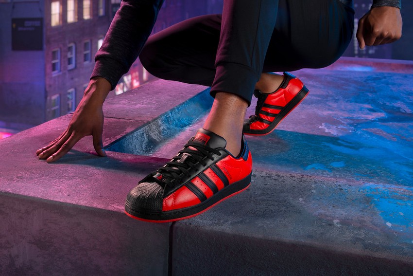adidas выпустил новую версию кроссовок Superstar, вдохновленную Человеком-пауком (фото 1)